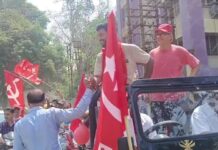 গরমে হাসফাস অবস্থা, তার মধ্যেই দলীয় কর্মী সমর্থকদের নিয়ে প্রচারে সিপিআইএম প্রার্থী সৃজন ভট্টাচার্য,কখনো হুড খোলা গাড়িতে কখনো পায়ে হেঁটে, রাজপুর সোনারপুর পৌরসভায়