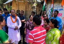 প্রখর সূর্যের তাপকে মাথায় নিয়ে বালুরঘাটে বাড়ি বাড়ি গিয়ে ভোটের প্রচার করলেন বিপ্লব মিত্র