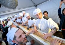 বিশ্বের লম্বা রুটি বানিয়ে রেকর্ড ফ্রান্সের