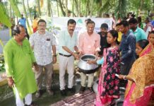 বাসন্তীতে আদিবাসীদের মধ্যে মাছের চারা বিতরণ