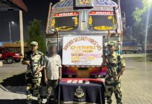 আইসিপি পেট্রাপোলে প্রায় ২.৪৫ কোটি টাকার সোনা সহ ভারতীয় পাচারকারীকে আটক করেছে বিএসএফ জওয়ান।