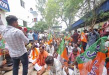 বোলপুরে রাজনৈতিক উত্তেজনা চরমে, হামলার অভিযোগ ঘিরে থানার সামনে বিজেপির বিক্ষোভ