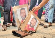 বিধায়কের বাড়ির বাইরে ঝাঁটা হাতে বিক্ষোভে মহিলারা