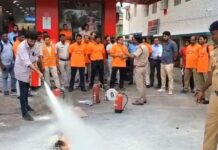 কাকদ্বীপে শপিং মলের সামনে ‘অর্জুন বাহিনী’র মহড়া: বিপদের দিনে প্রস্তুতি ও সচেতনতার পাঠ