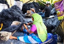 রোদ-বৃষ্টির সঙ্গে পাল্লা দিয়ে মায়ের কেশসজ্জা, বড়গাছিয়া-পার্বতীপুরের কারিগরদের ঘরে এখন নাওয়া-খাওয়ার সময় নেই